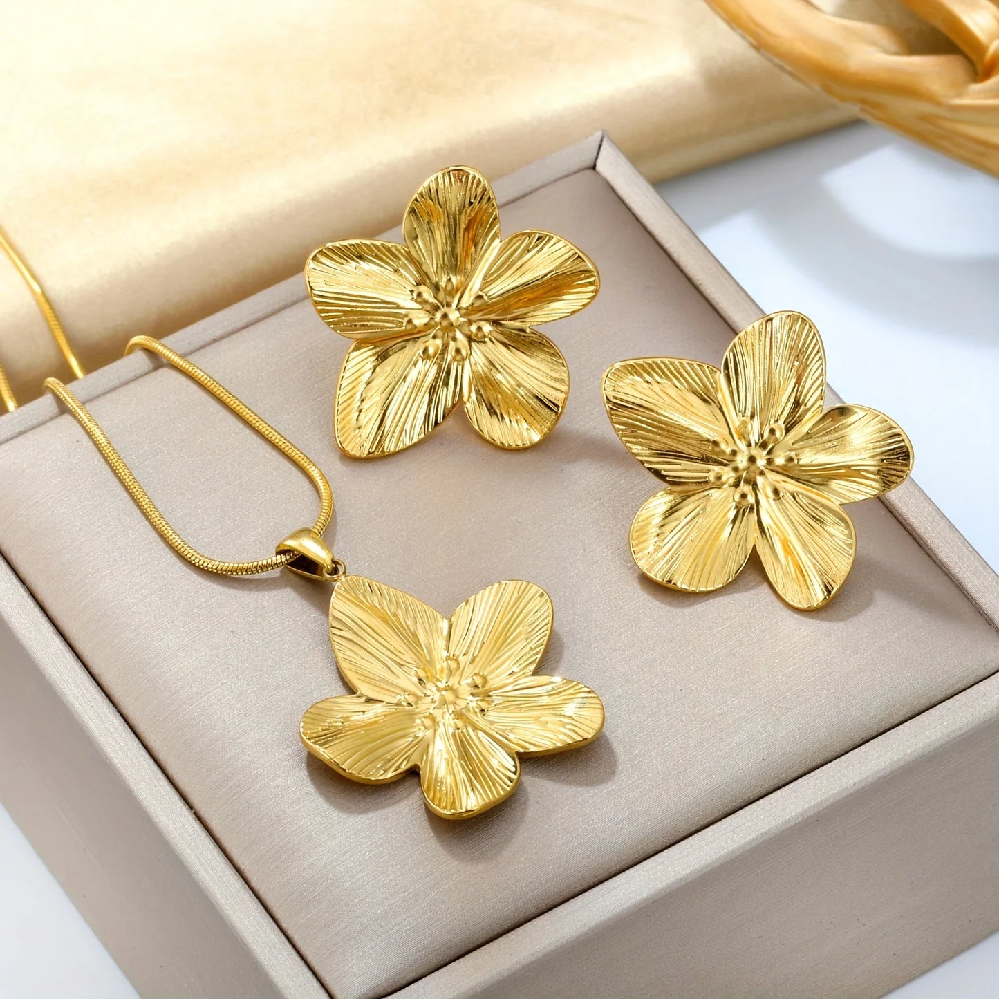 Cubic Heart Jewelry Set – 18K Gold-Plated Stainless Steel Necklace & Bracelet for Women