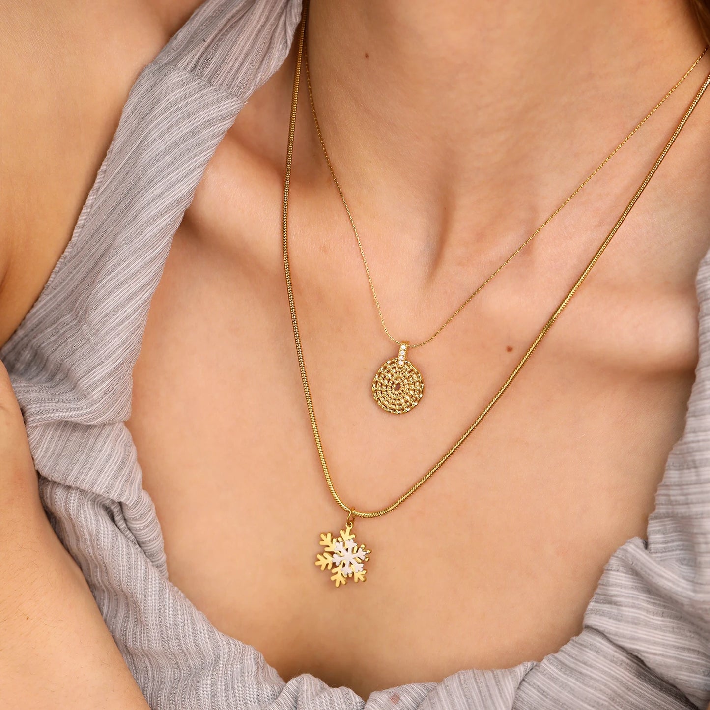 Irregular Round Pendant Necklace – 18K Gold-Plated Snowflake Stainless Steel Necklace for Women