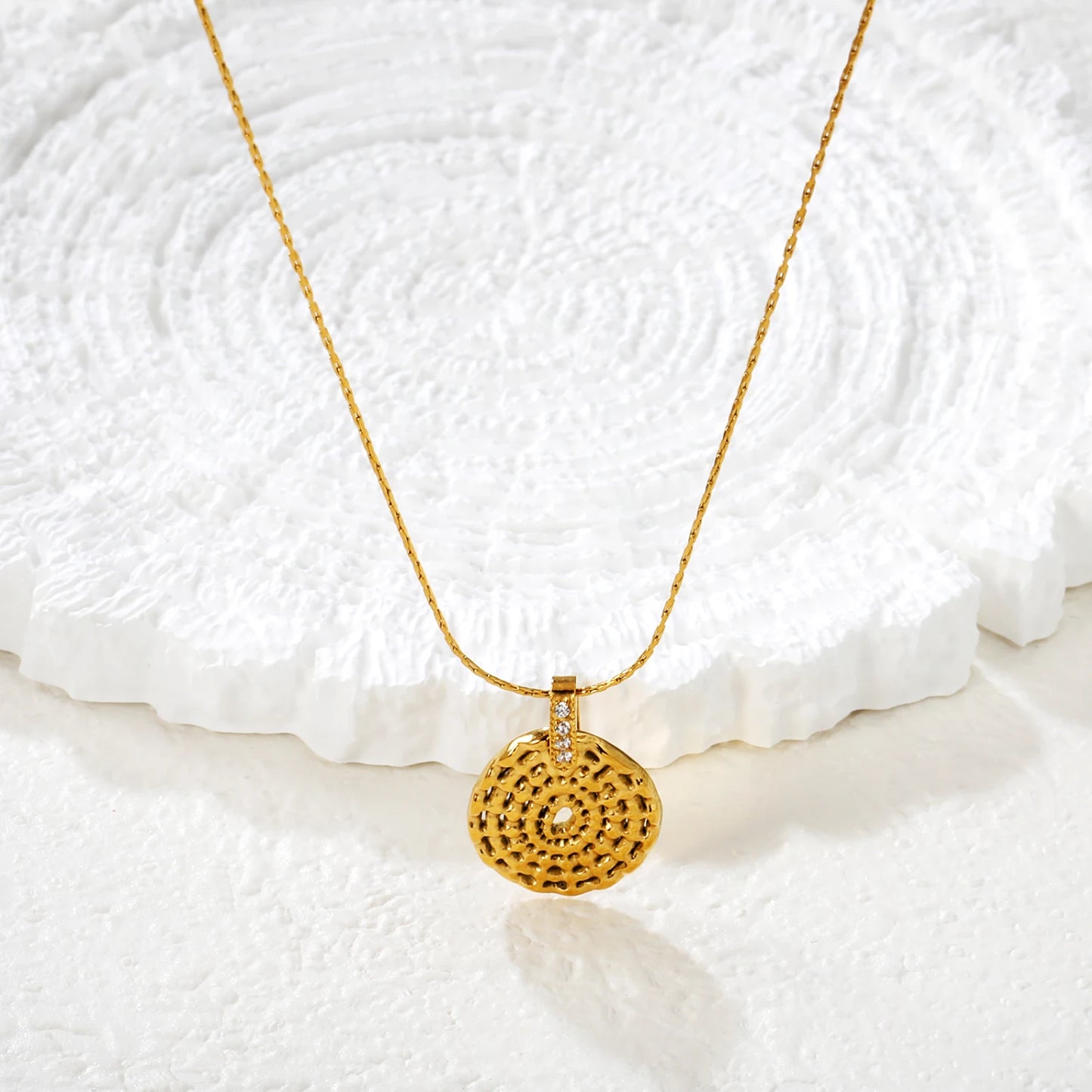 Irregular Round Pendant Necklace – 18K Gold-Plated Snowflake Stainless Steel Necklace for Women