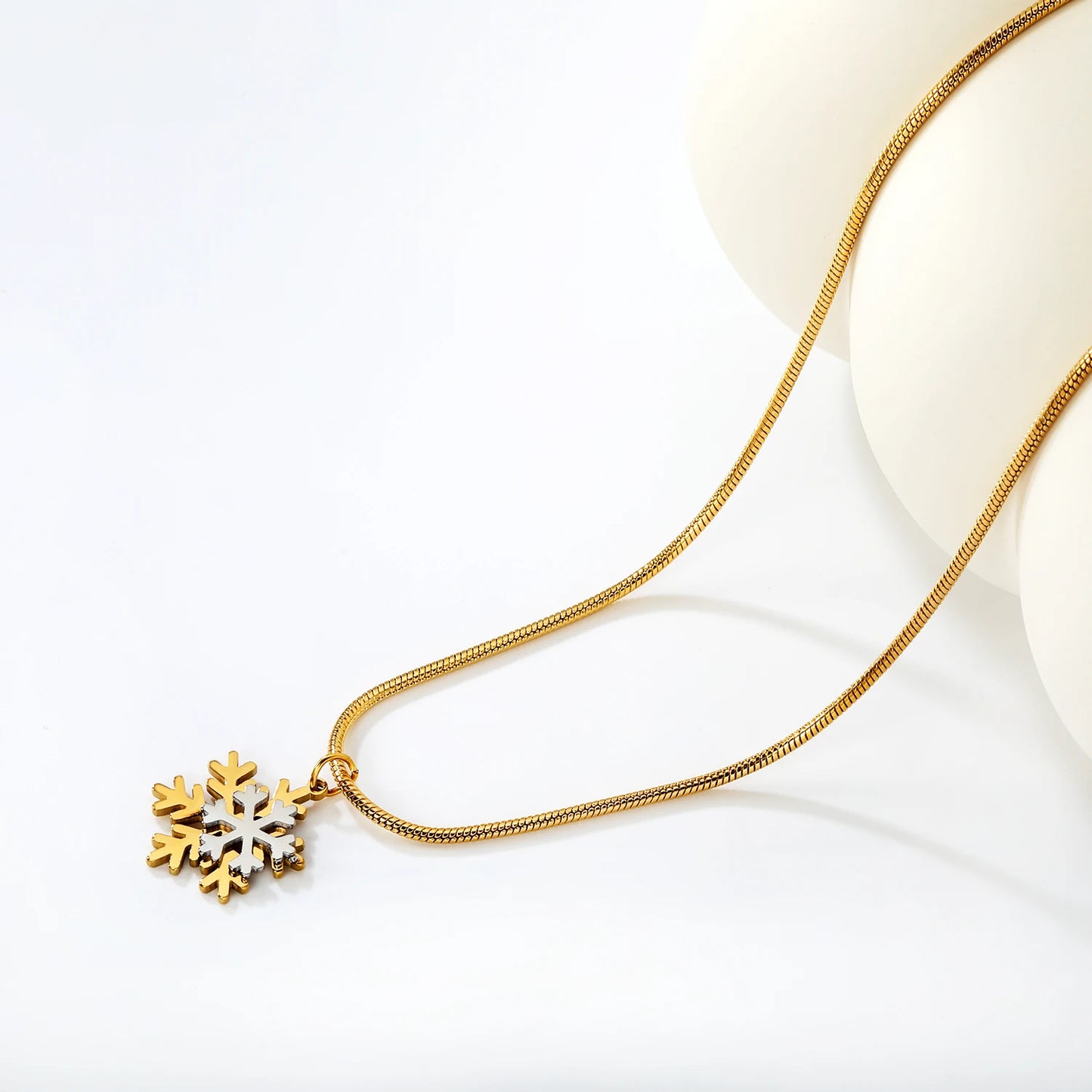 Irregular Round Pendant Necklace – 18K Gold-Plated Snowflake Stainless Steel Necklace for Women