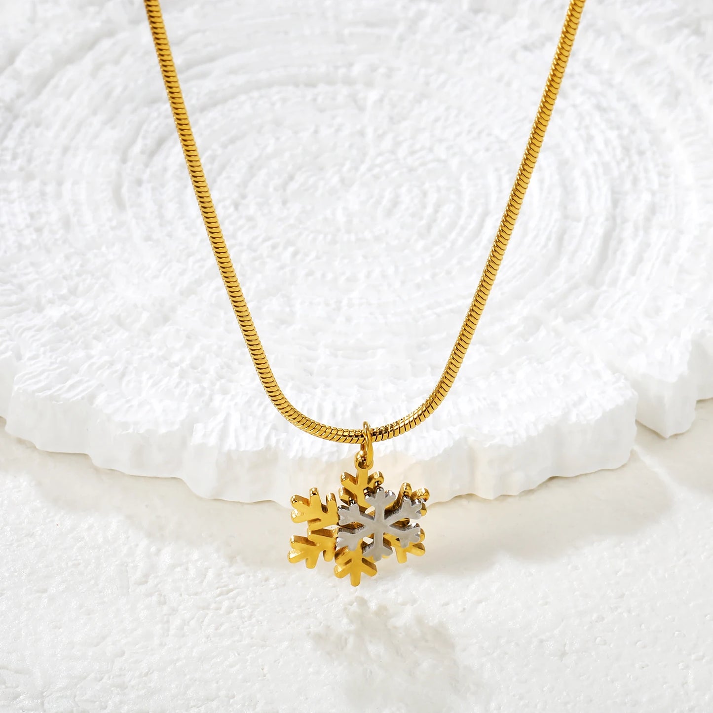 Irregular Round Pendant Necklace – 18K Gold-Plated Snowflake Stainless Steel Necklace for Women